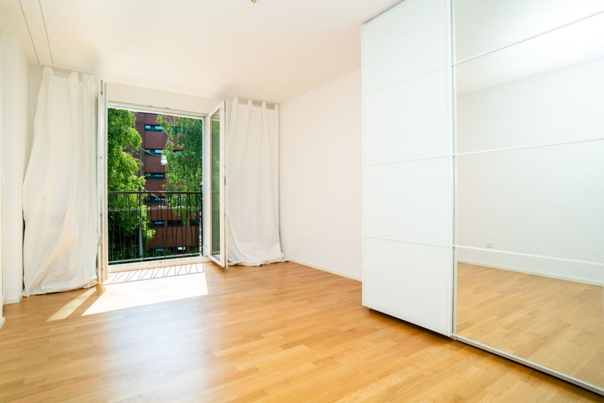 Helles Schlafzimmer mit Balkonzugang