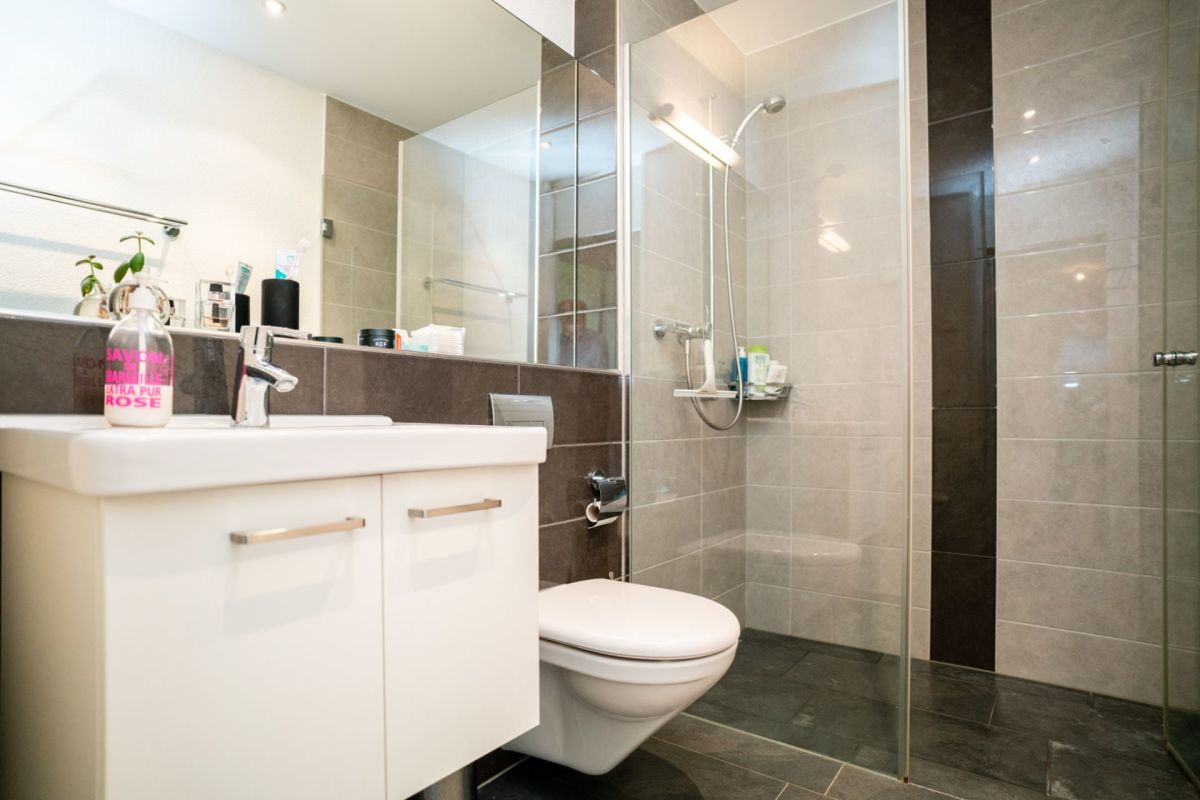 Modernes Badezimmer mit Glasdusche