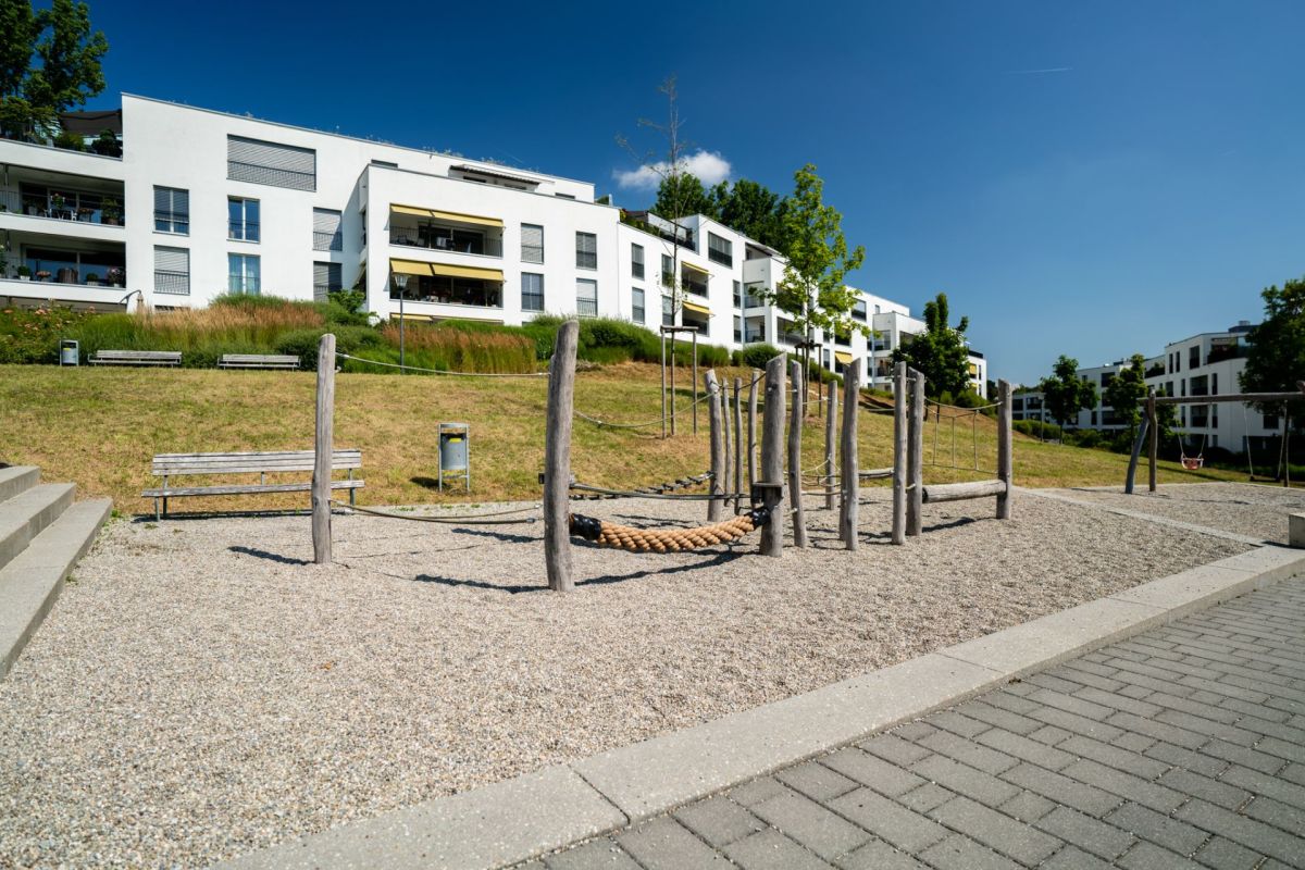 Außenansicht einer Wohnanlage mit Spielplatz