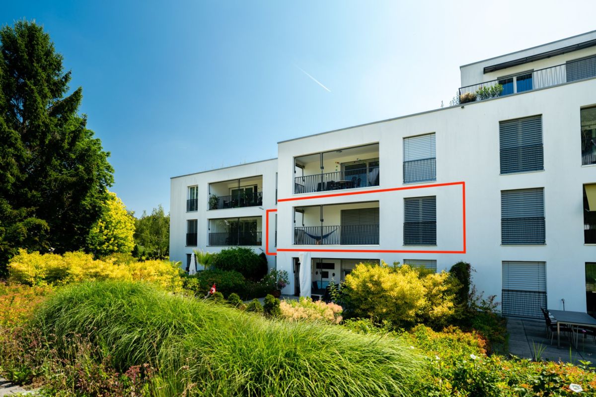 Modernes Mehrfamilienhaus mit Balkonen