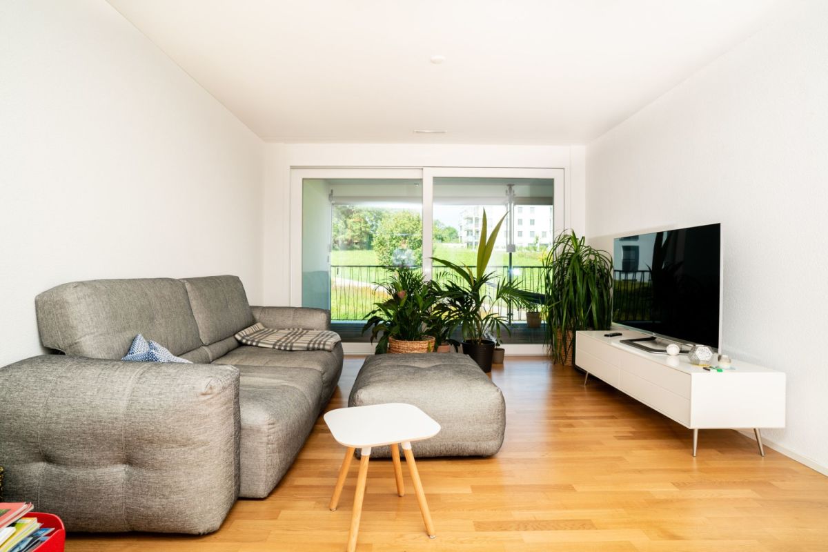 Wohnzimmer mit Balkonblick