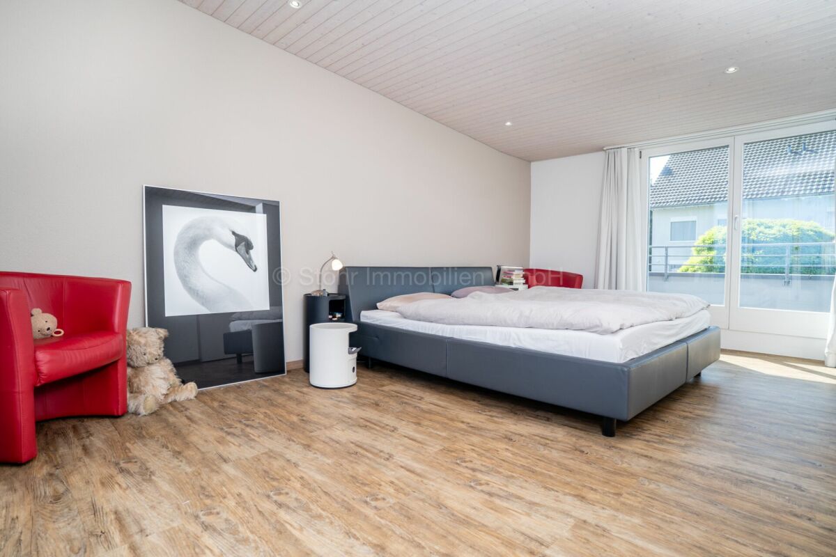 Helles Schlafzimmer mit Balkonzugang