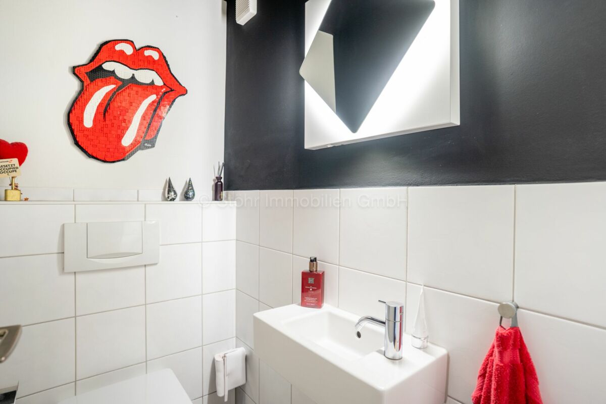 Modernes Gäste-WC mit auffälliger Wandgrafik