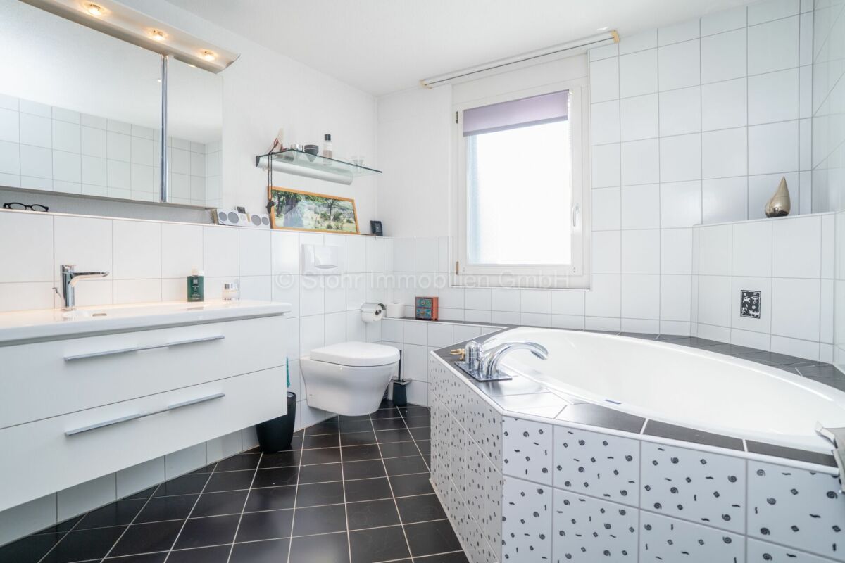 Helles Badezimmer mit Badewanne und Waschtisch