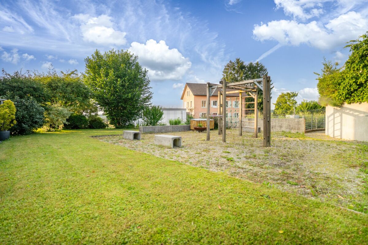 Garten mit Spiel- und Aufenthaltsbereich