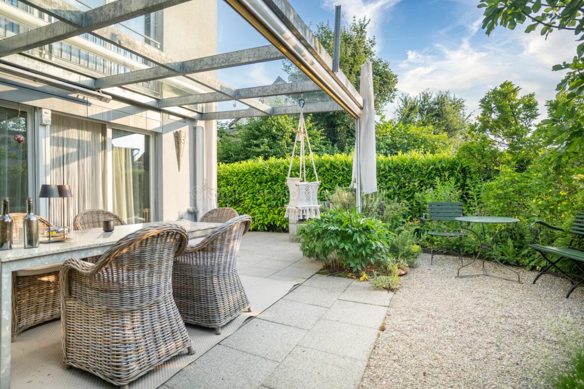 Gepflegte Gartenterrasse mit Essbereich und Sitzplatz