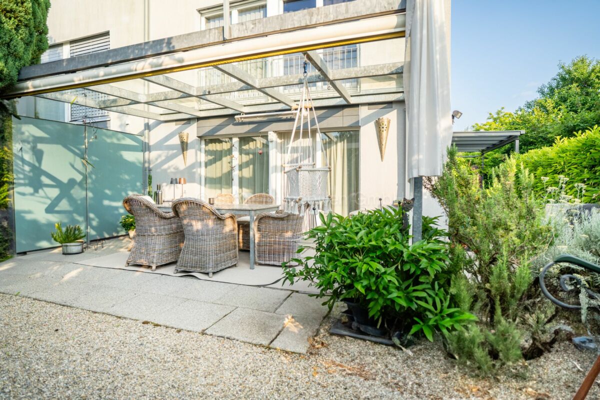 Terrasse mit Gartenmöbeln