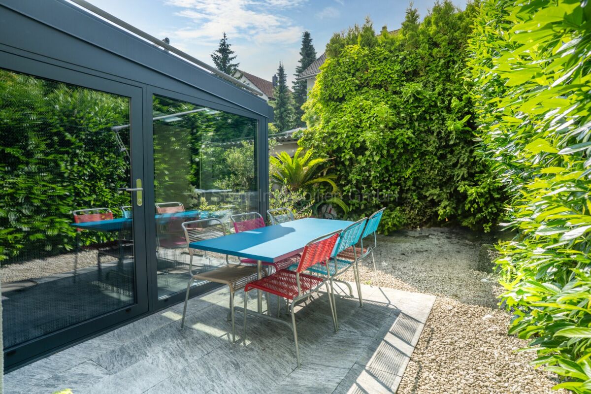 Terrasse im Garten mit farbiger Sitzgruppe