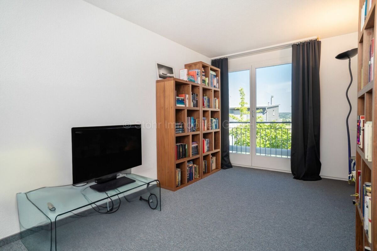 Helles Arbeits- bzw. Wohnzimmer mit Balkonblick