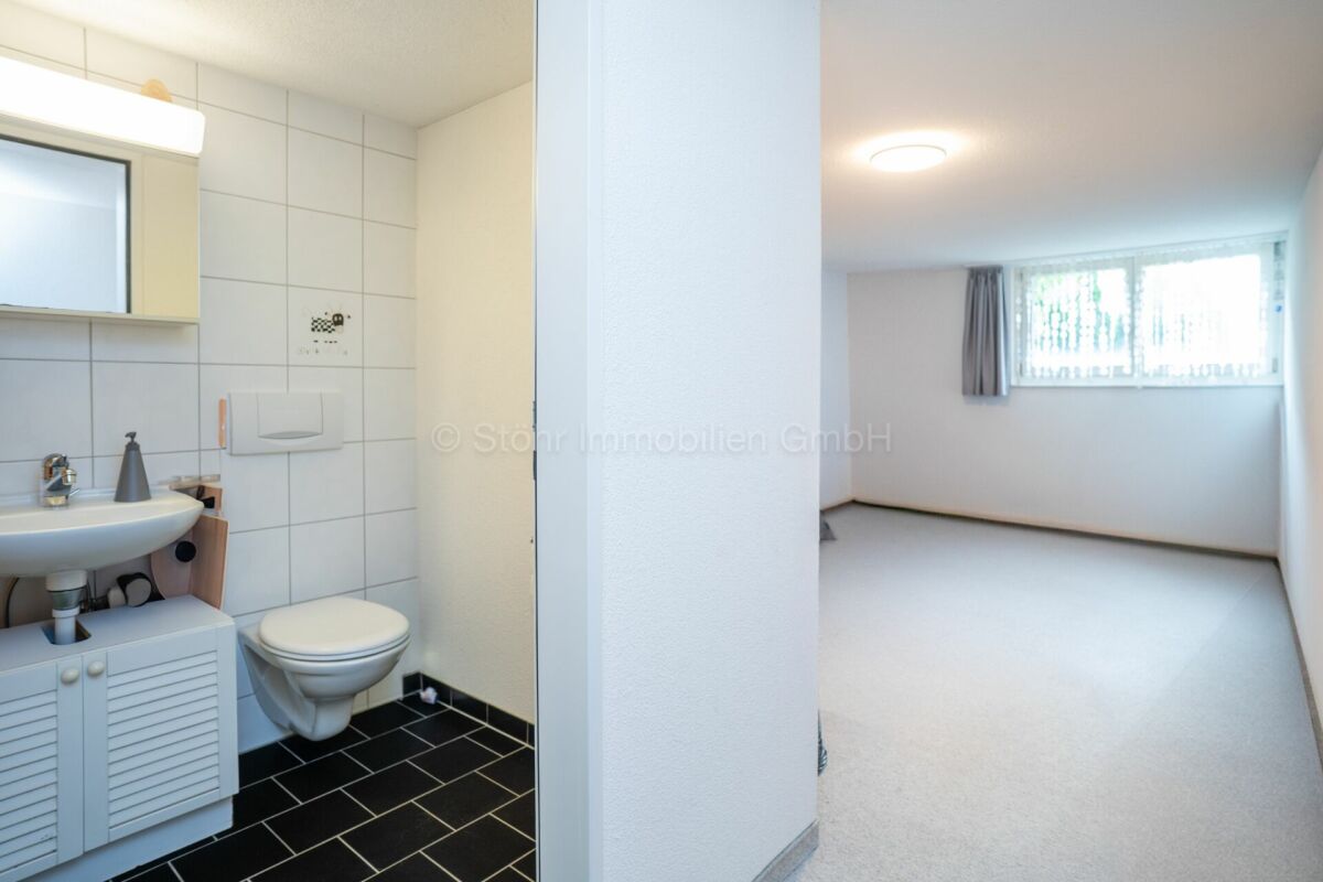 Gäste-WC mit angrenzendem Raum