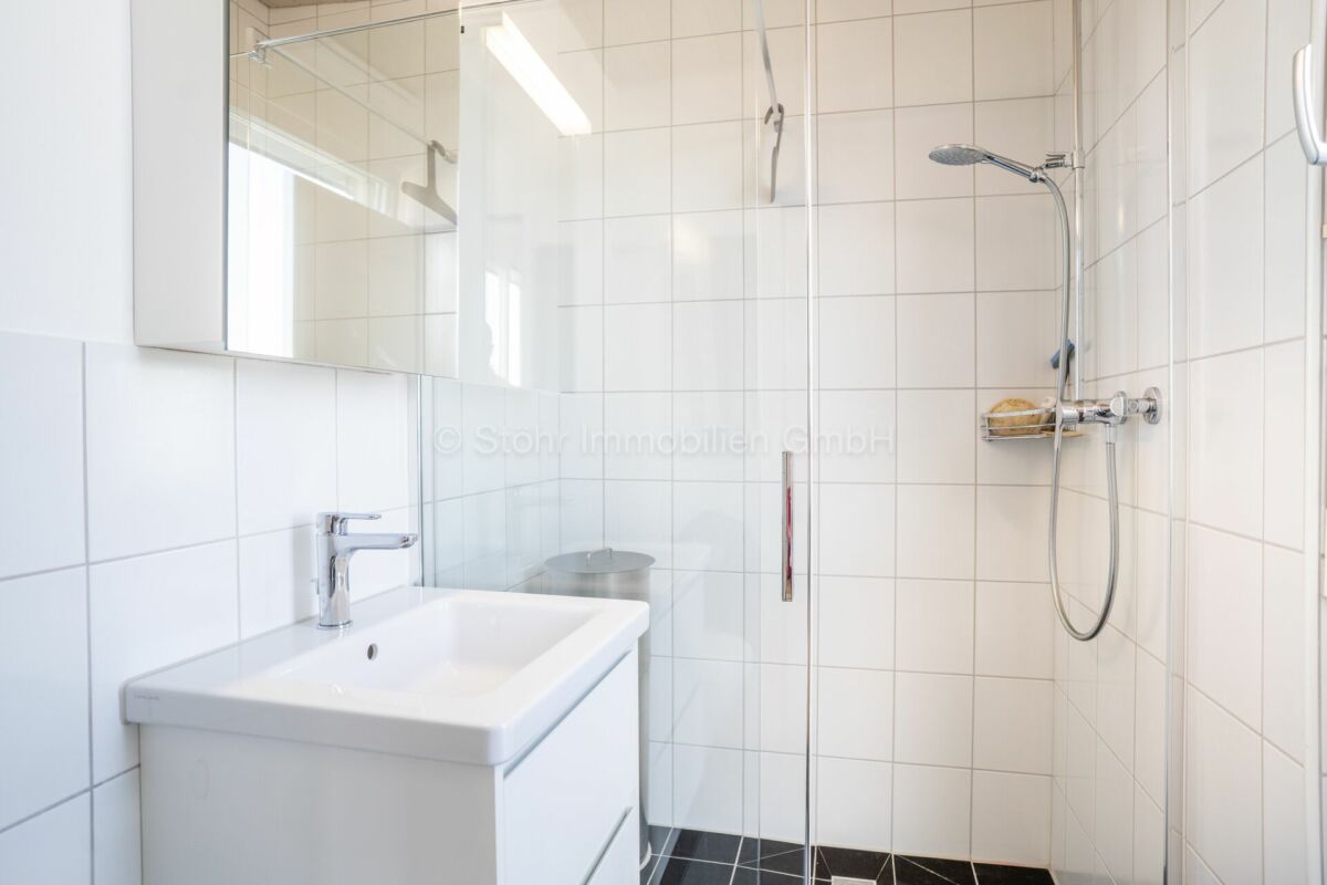 Modernes Duschbad mit Waschtisch