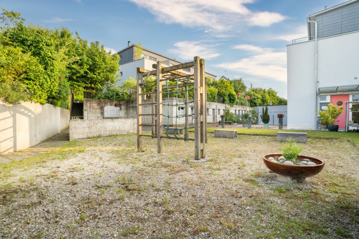 Außenbereich mit Spielplatz im Hof