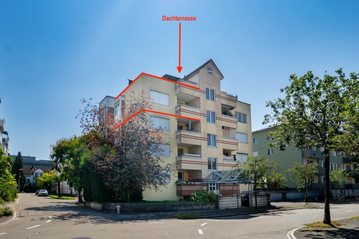 Wohnhaus mit Dachterrasse an der Straßenecke