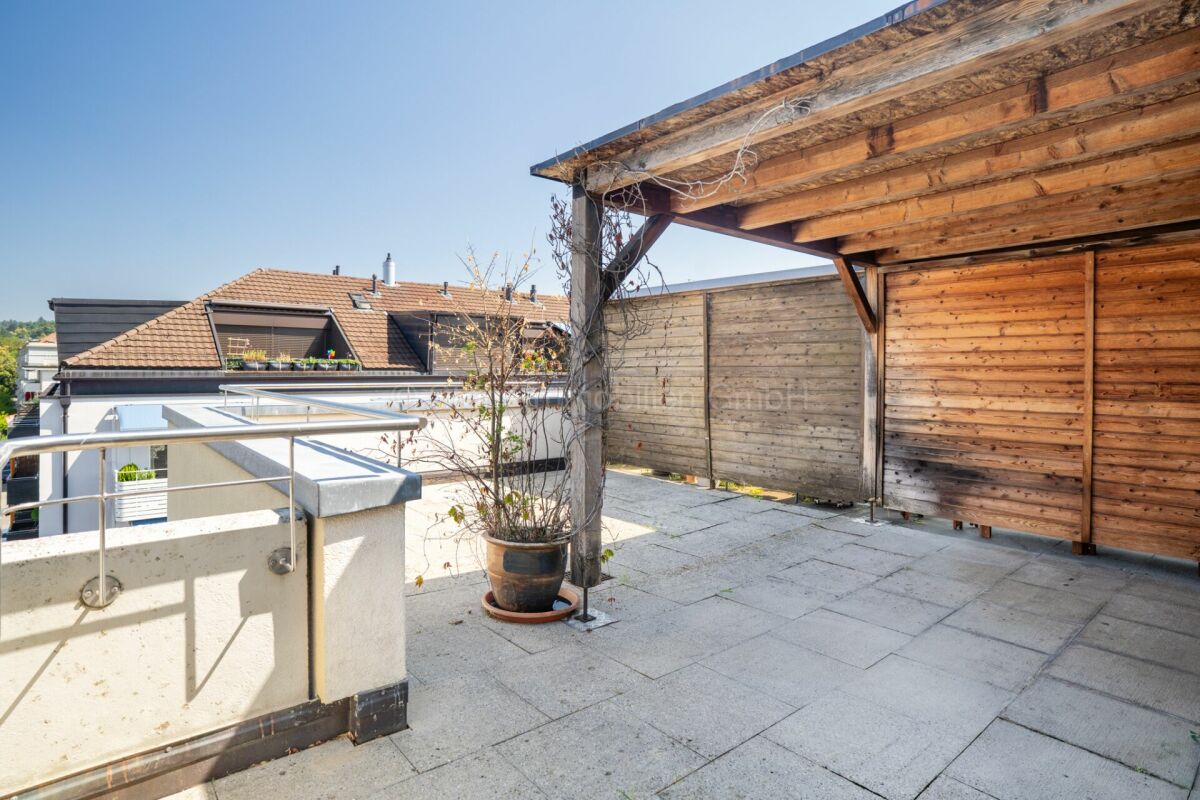 Dachterrasse mit Holzüberdachung