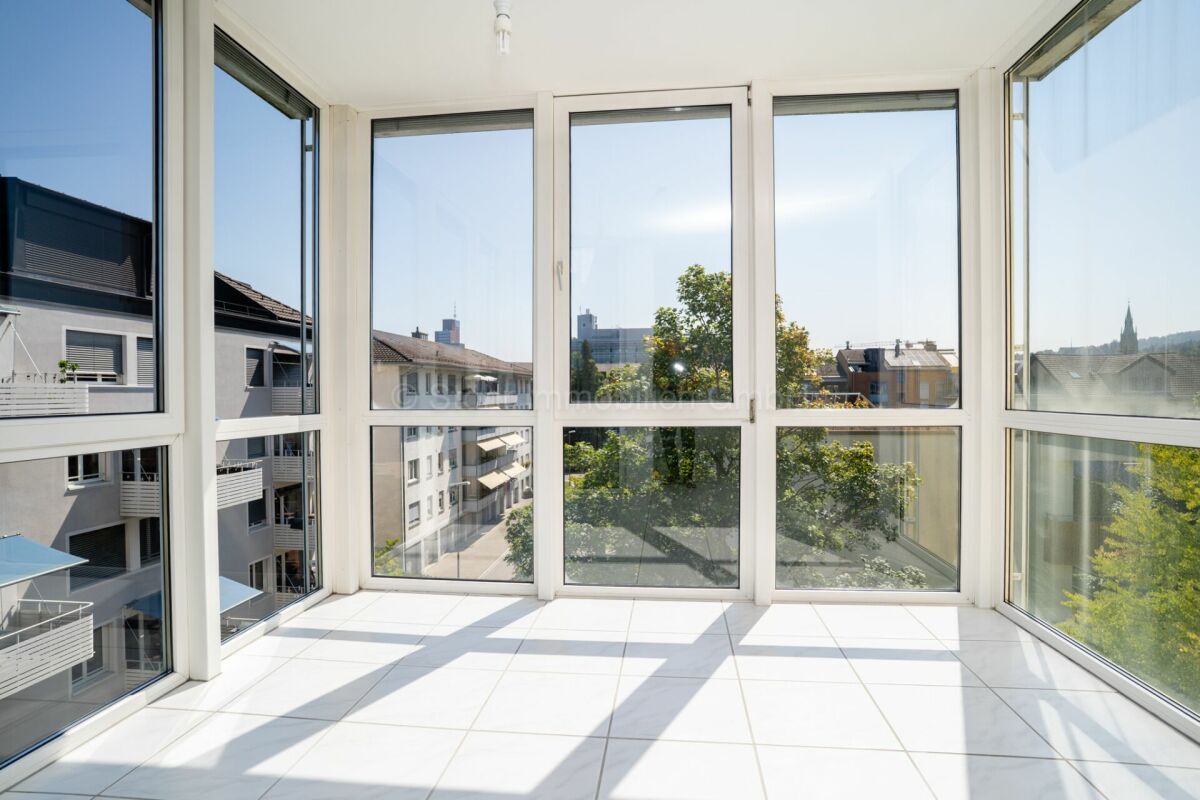 Verglaster Wohnraum mit Panoramablick