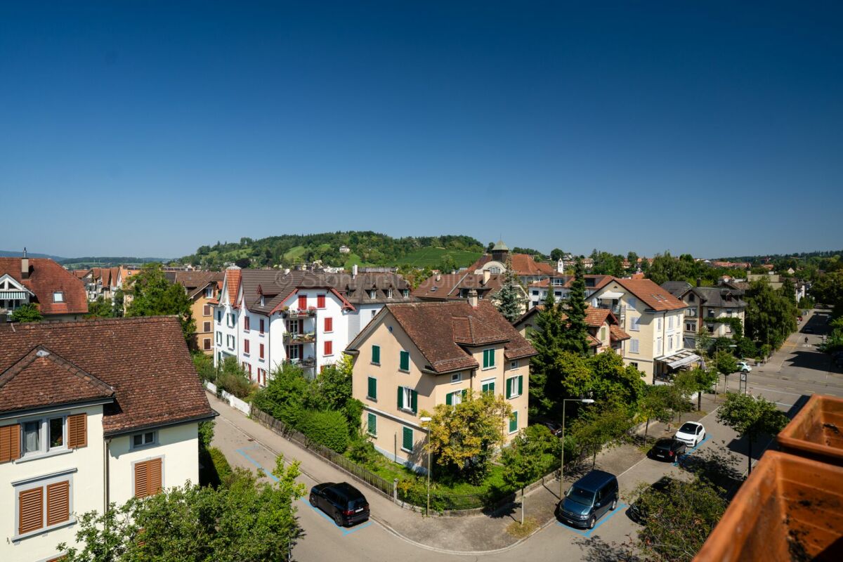 Stadtviertel mit Wohnhäusern und Blick über Dächer