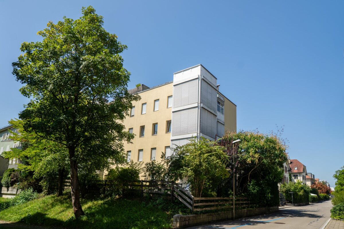 Wohnhaus an ruhiger Straße mit viel Grün