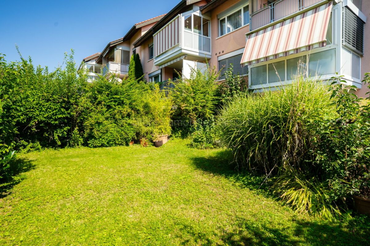 Garten mit Wohnhaus und Balkonen