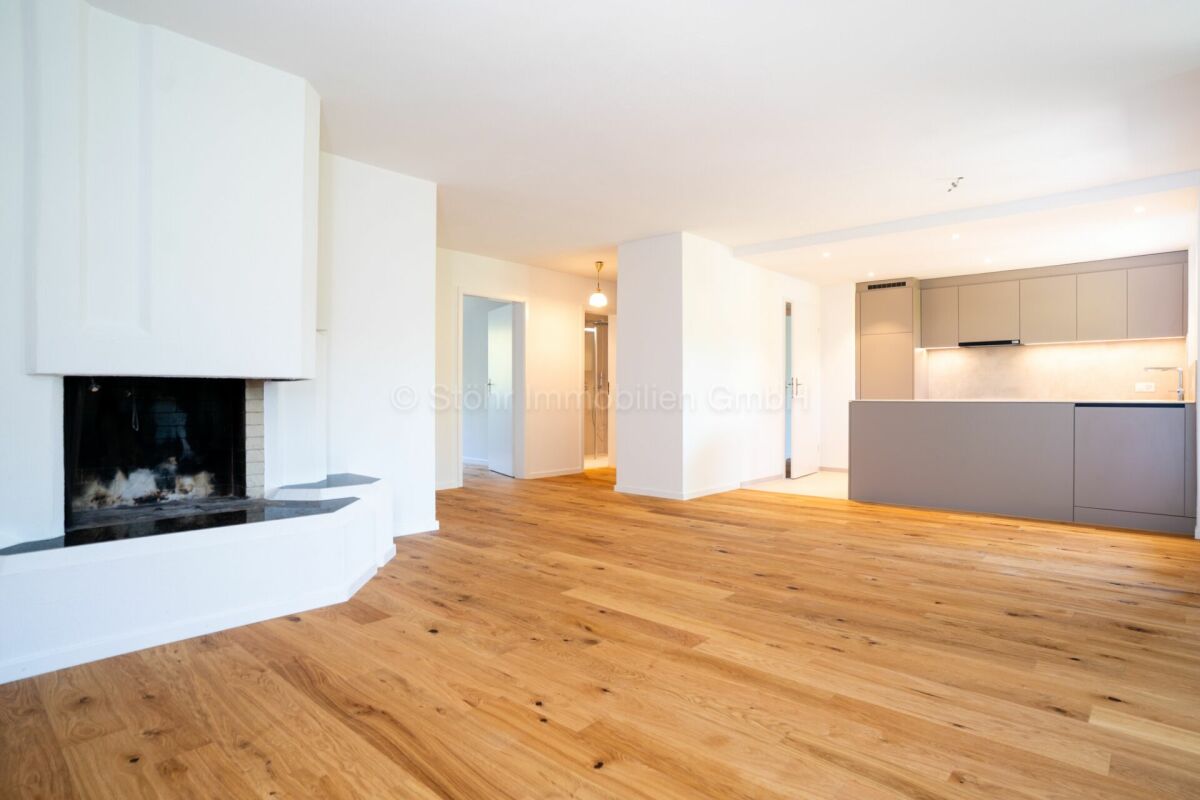 Offener Wohnbereich mit Kamin und Küche