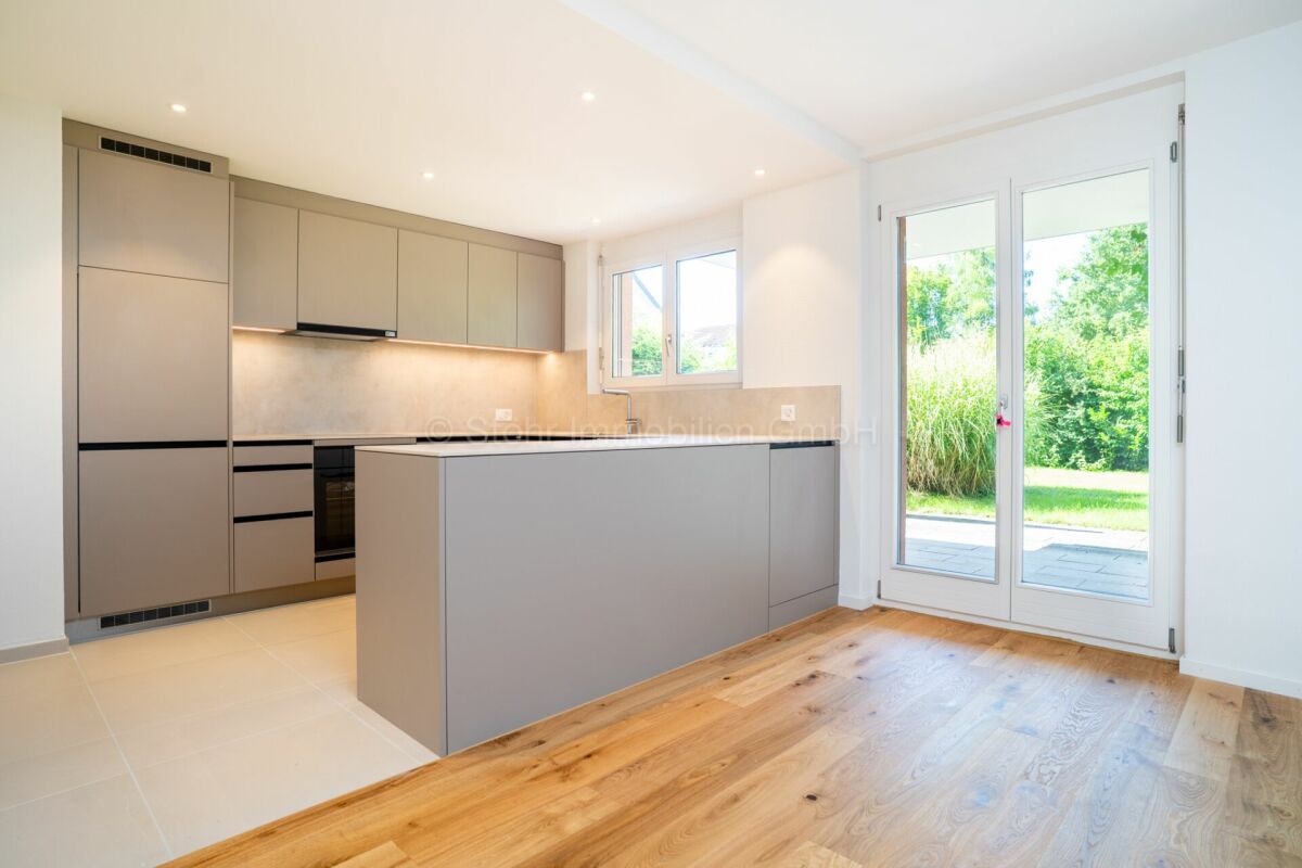 Offene moderne Küche mit Gartenblick