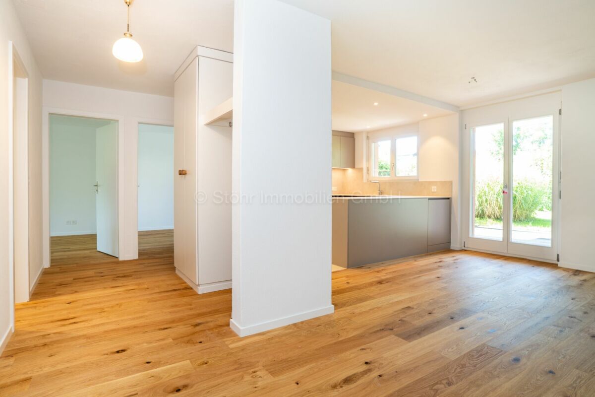 Offener Wohnbereich mit Küche und Terrassenzugang