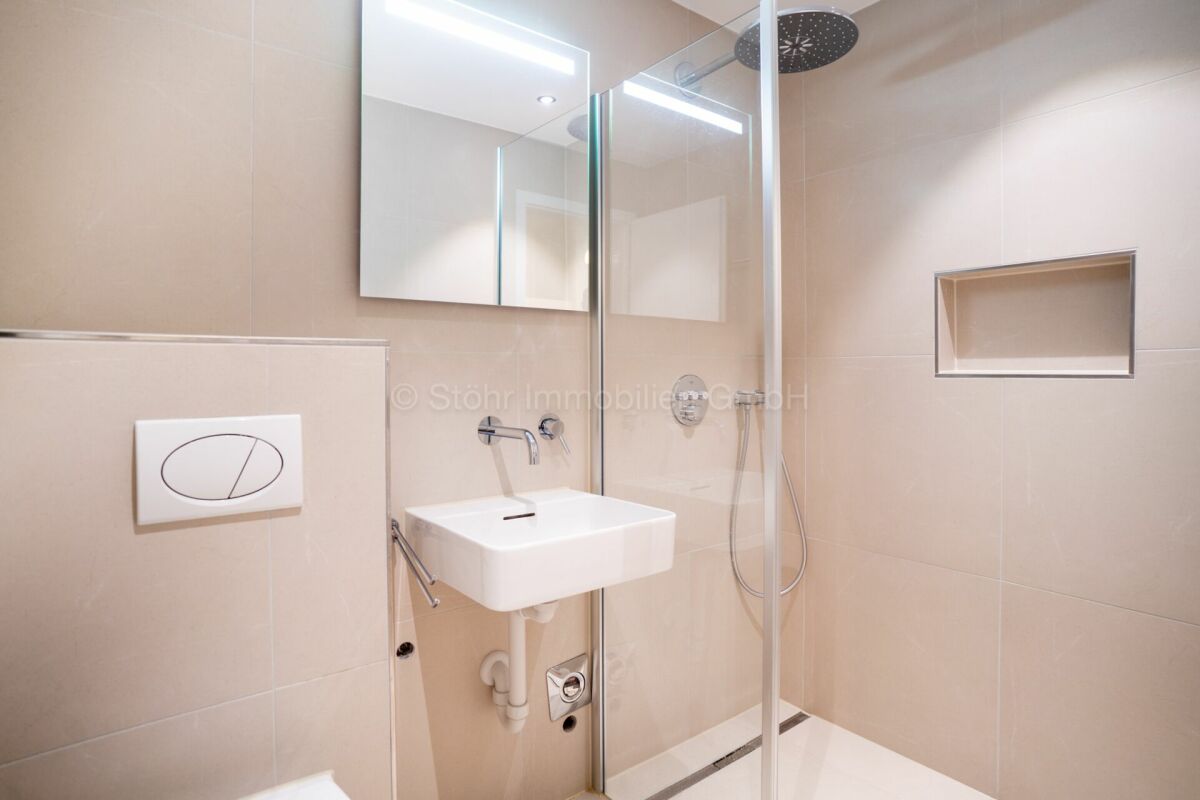 Modernes Badezimmer mit begehbarer Dusche