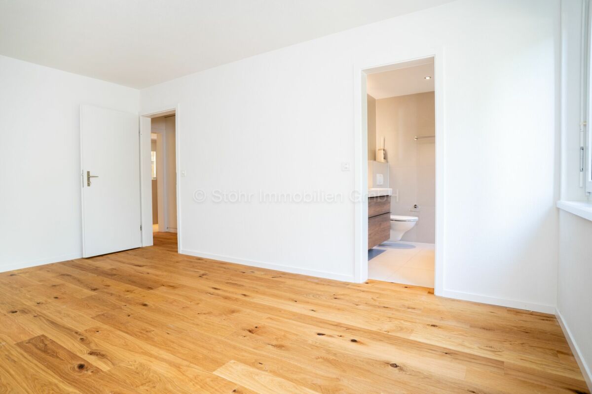 Helles, leerstehendes Zimmer mit sichtbarem Badzugang