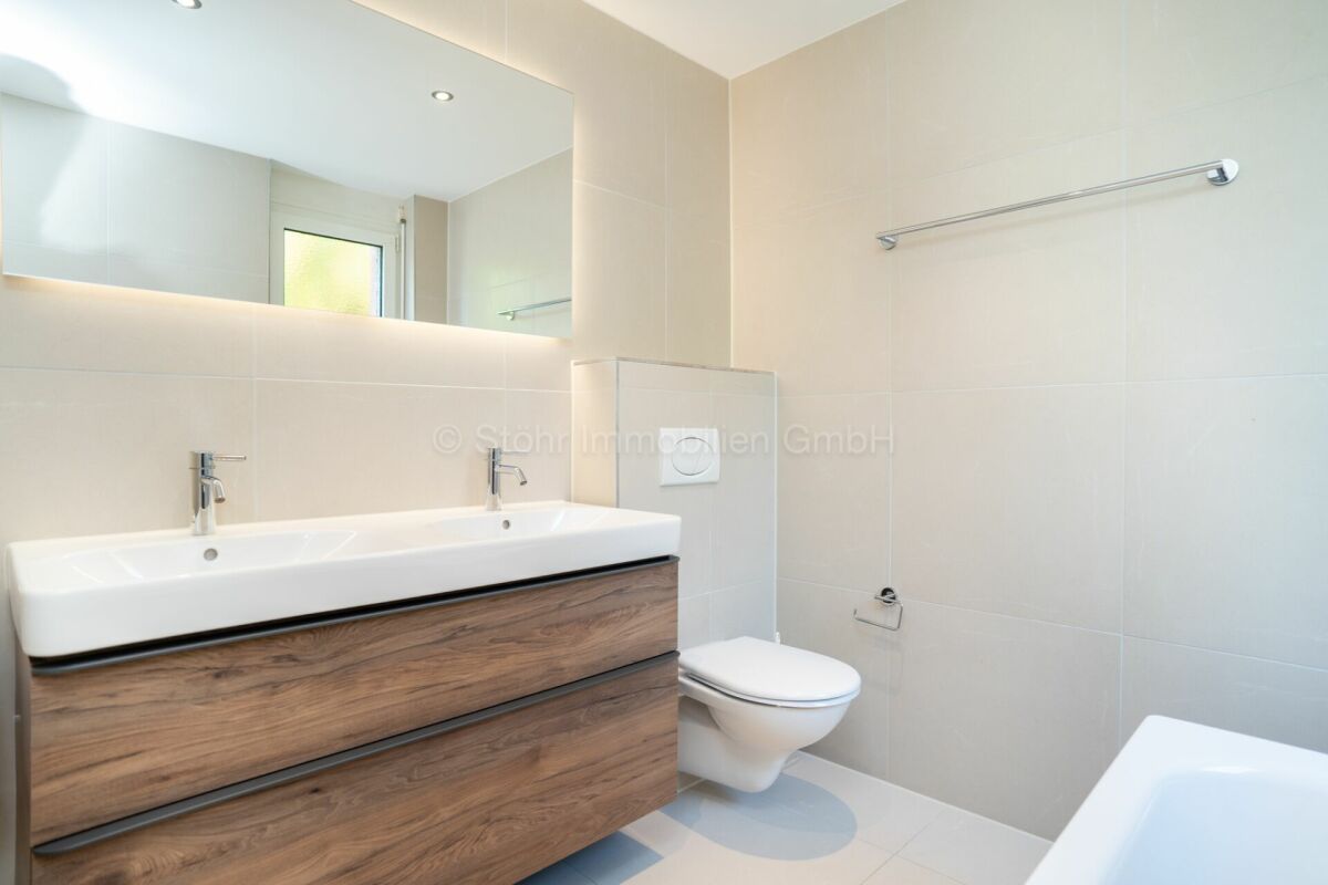 Modernes Badezimmer mit Doppelwaschtisch und wandhängendem WC