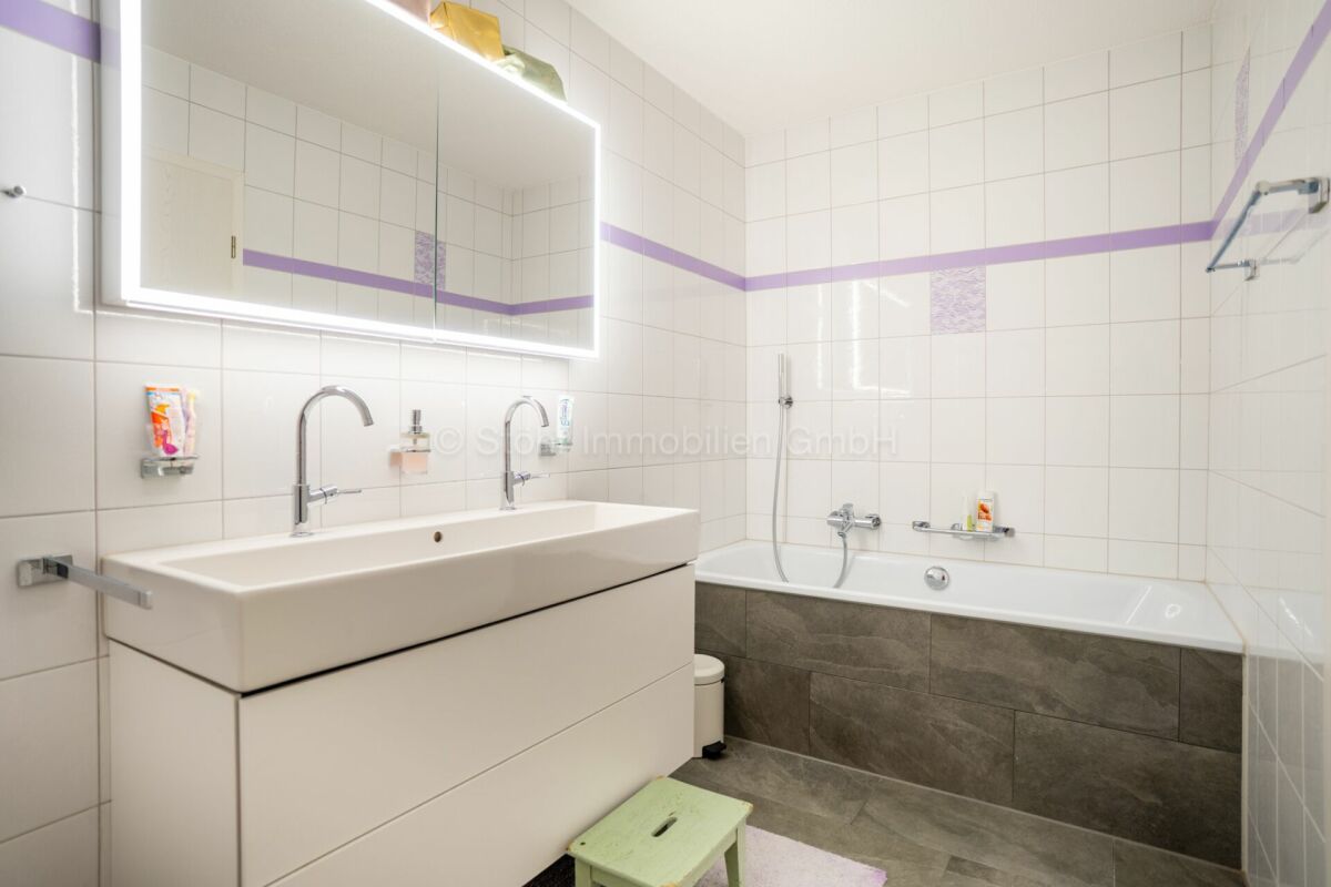 Modernes Badezimmer mit Badewanne und Waschtisch