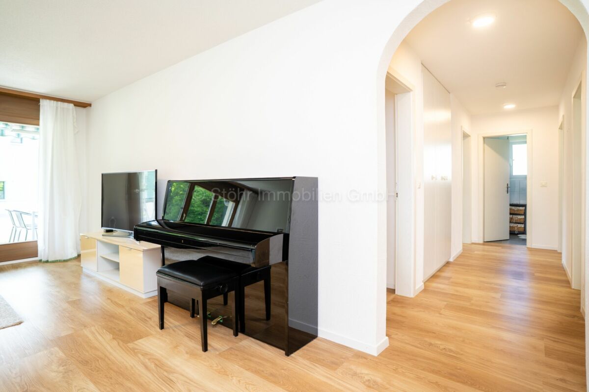 Heller Wohnflur mit Klavier und TV-Bereich