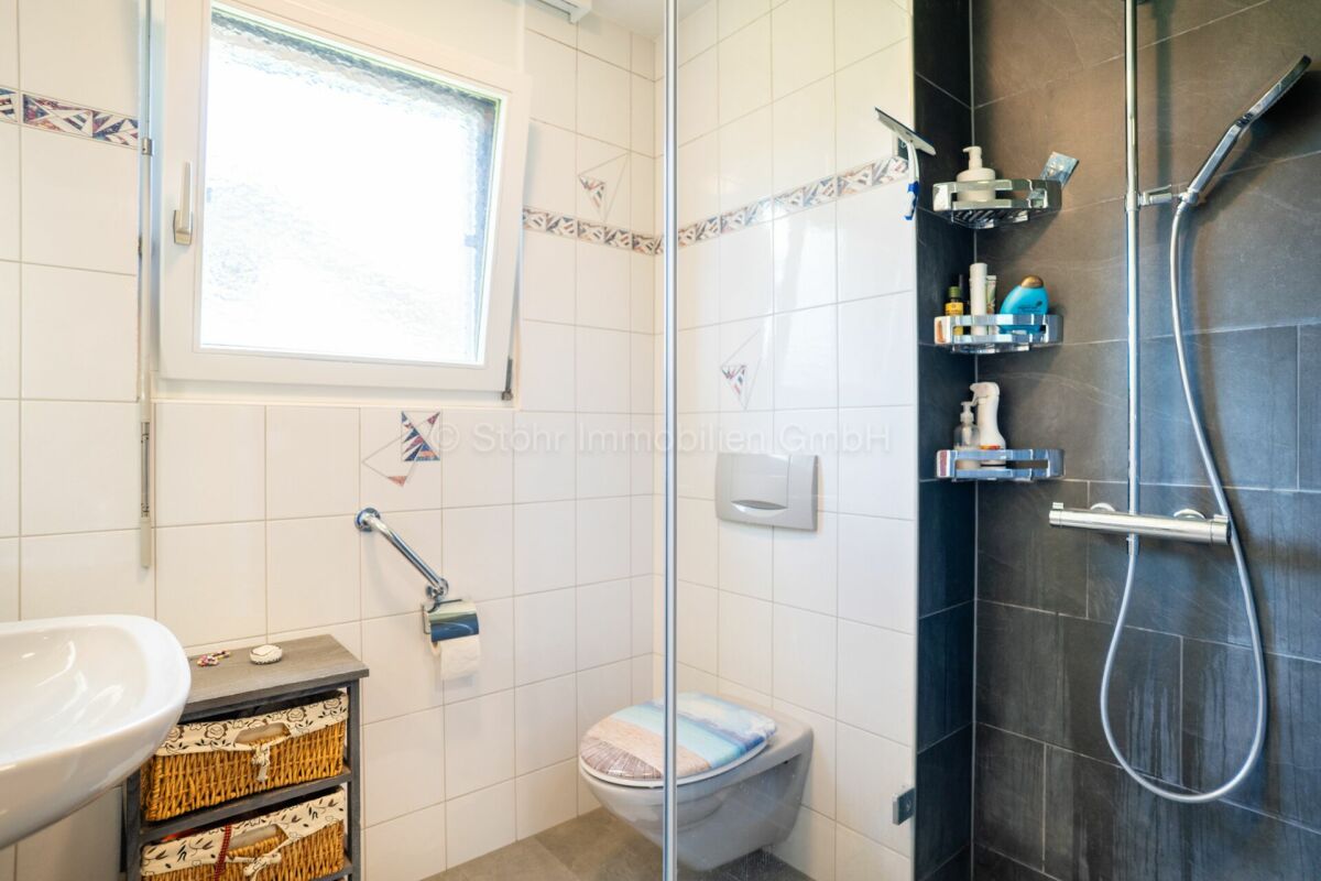 Modernes Badezimmer mit Dusche und Fenster