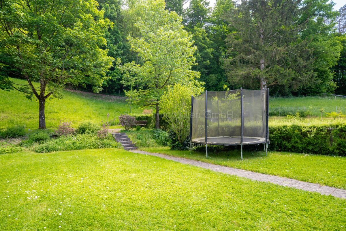 Garten mit Trampolin und Grünfläche