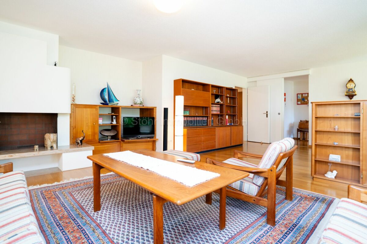 Wohnzimmer mit Kamin und Holzmöbeln