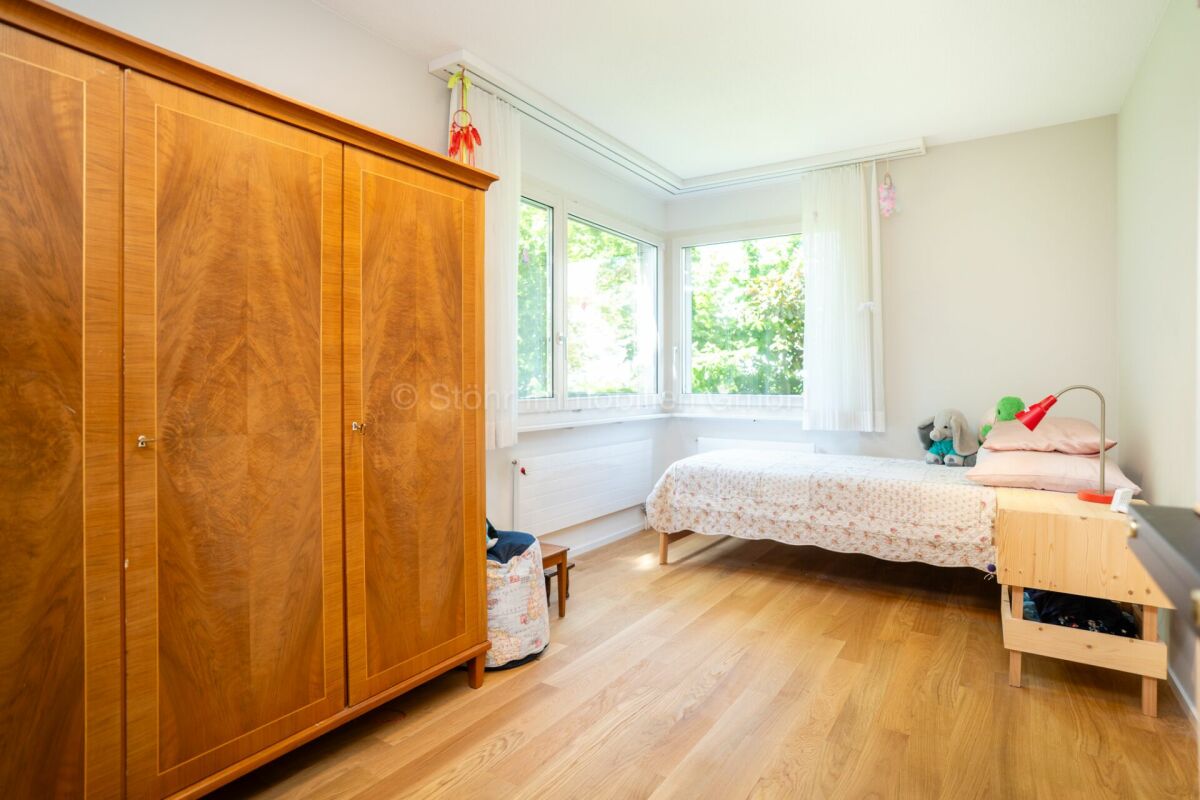 Helles Kinderzimmer mit Holzschrank und Einzelbett