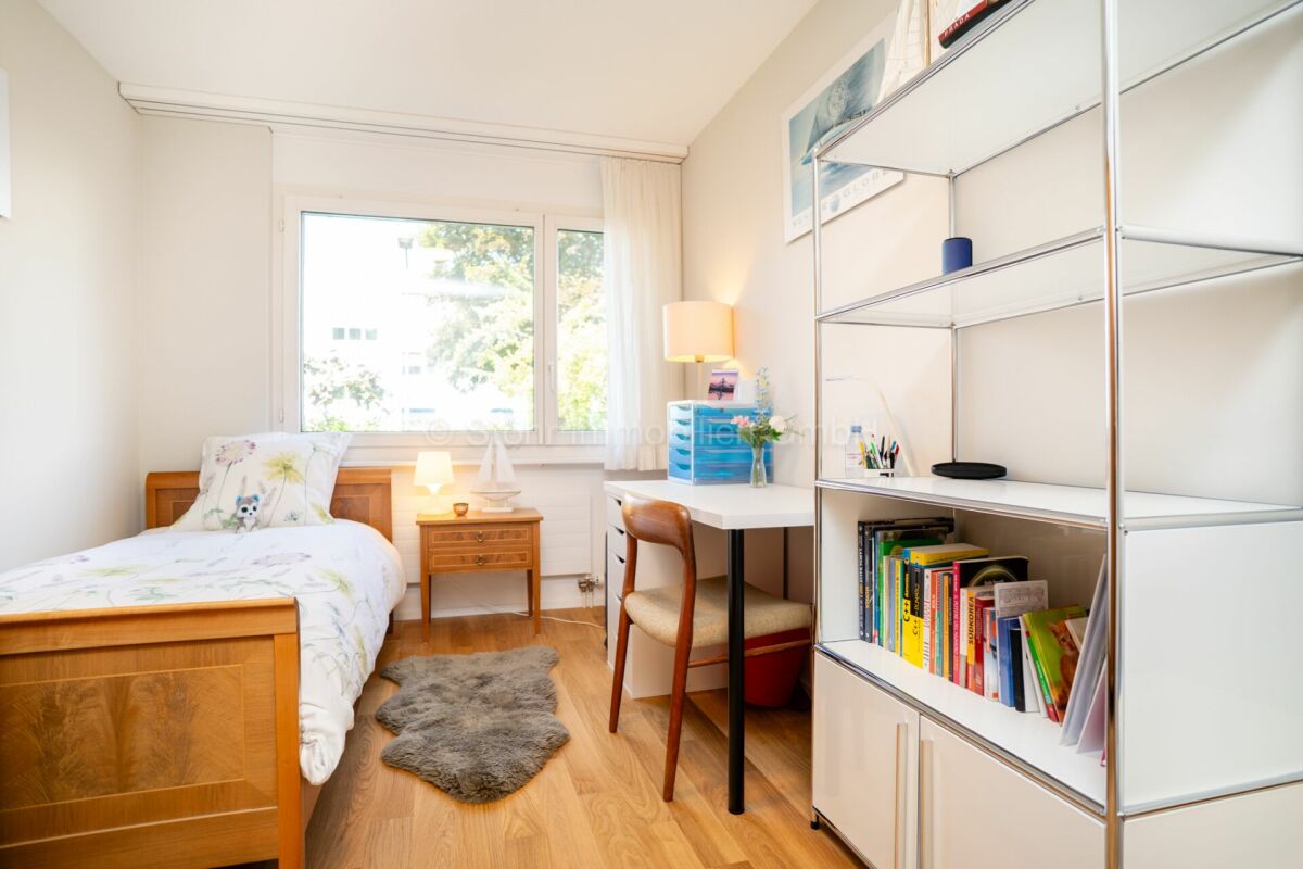 Helles Schlafzimmer mit Arbeitsbereich