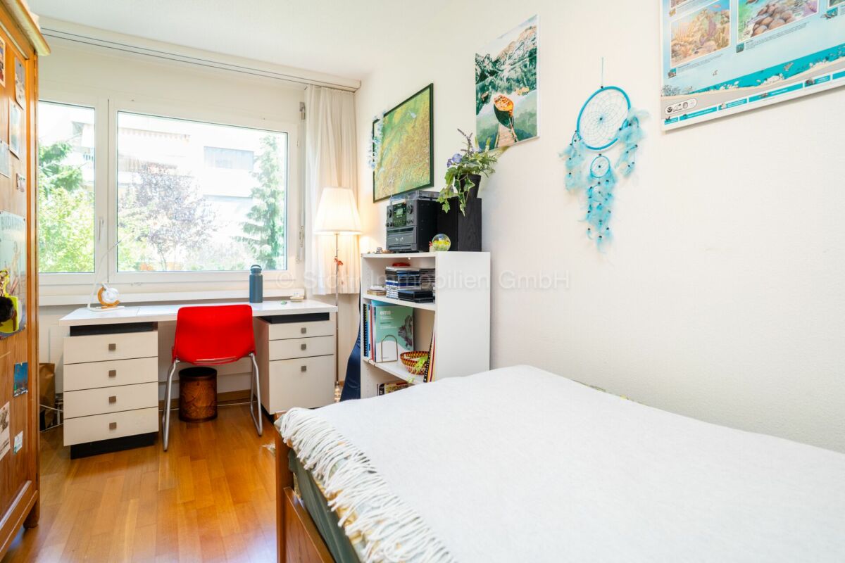 Helles Schlafzimmer mit Schreibtisch
