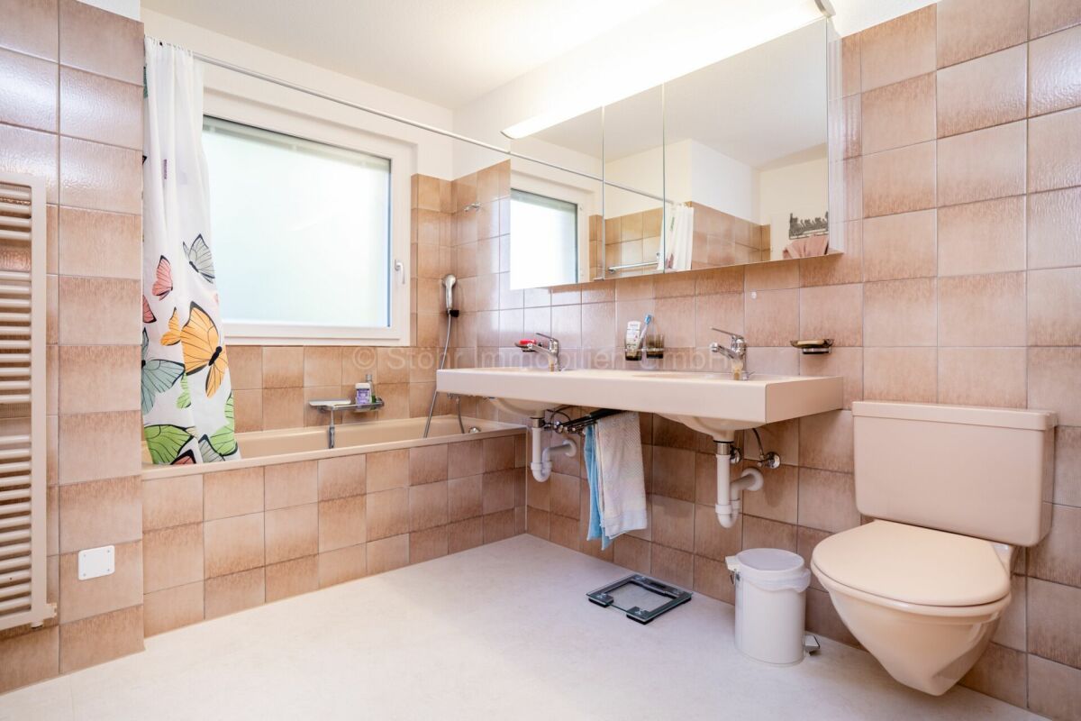 Helles Badezimmer mit Badewanne, Waschtisch und WC