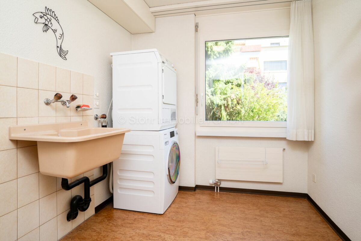 Hauswirtschaftsraum mit Waschmaschine und Trockner