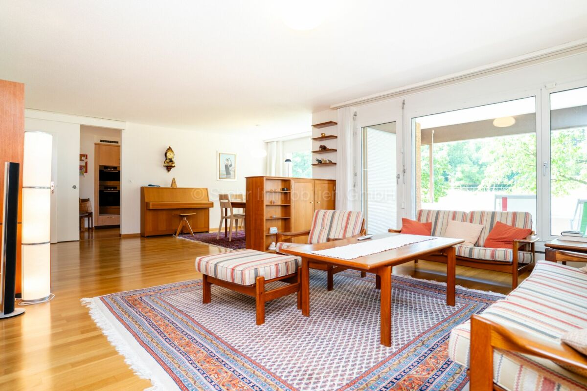 Helles Wohnzimmer mit Zugang zur Terrasse