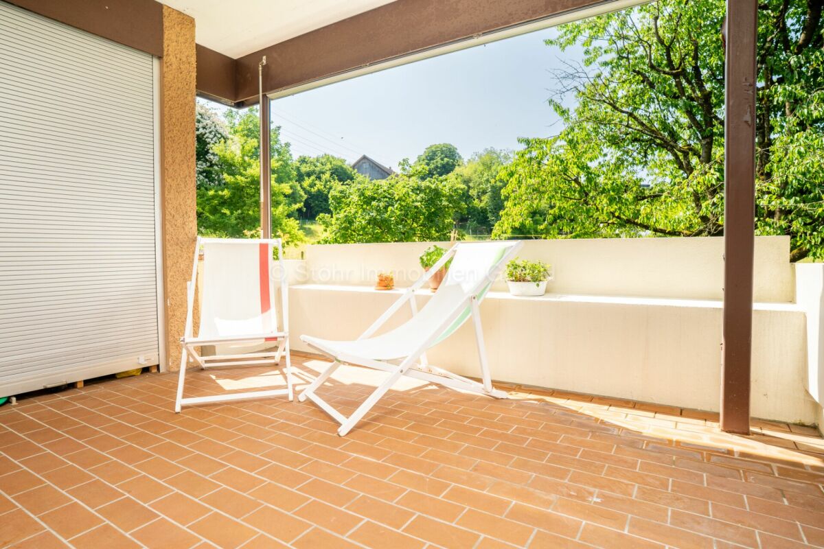 Überdachte Terrasse mit Liegestühlen