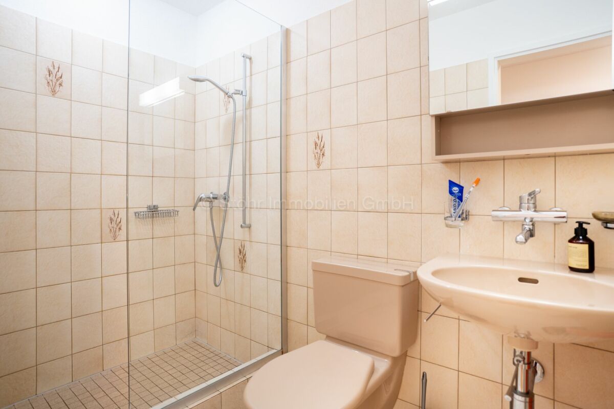 Badezimmer mit begehbarer Dusche und Waschtisch