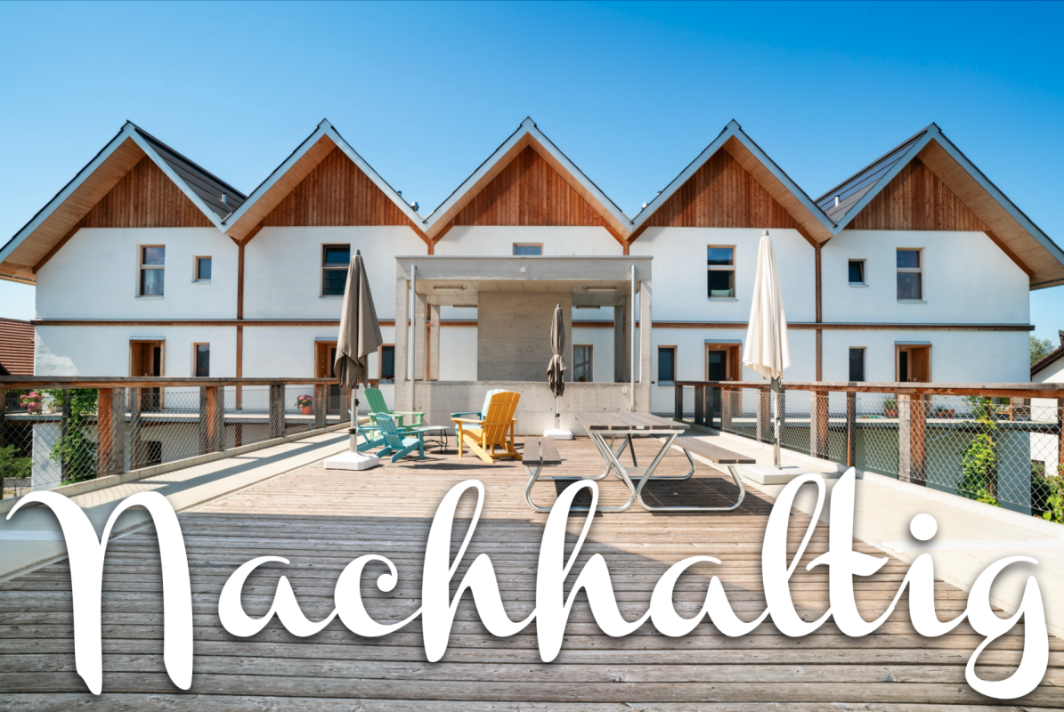 Dachterrasse mit Holzbelag vor Reihenhäusern