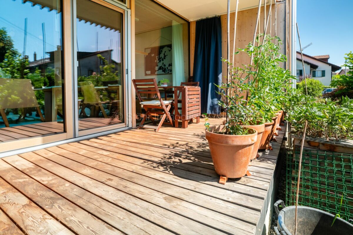 Terrasse mit Holzdeck und Pflanzkübeln