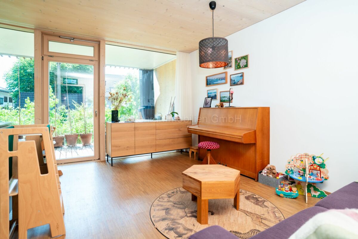 Heller Wohnraum mit Zugang zum Garten