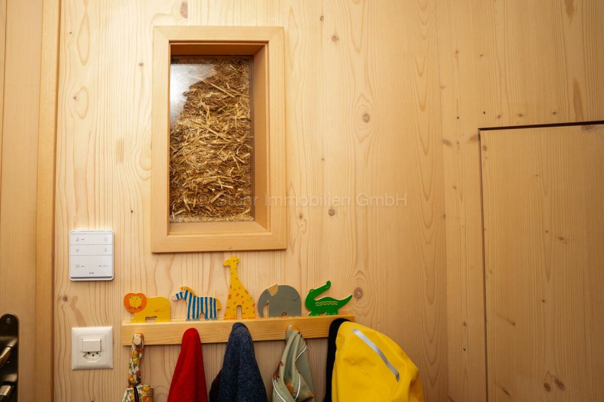 Holzwand mit Kinder-Garderobe