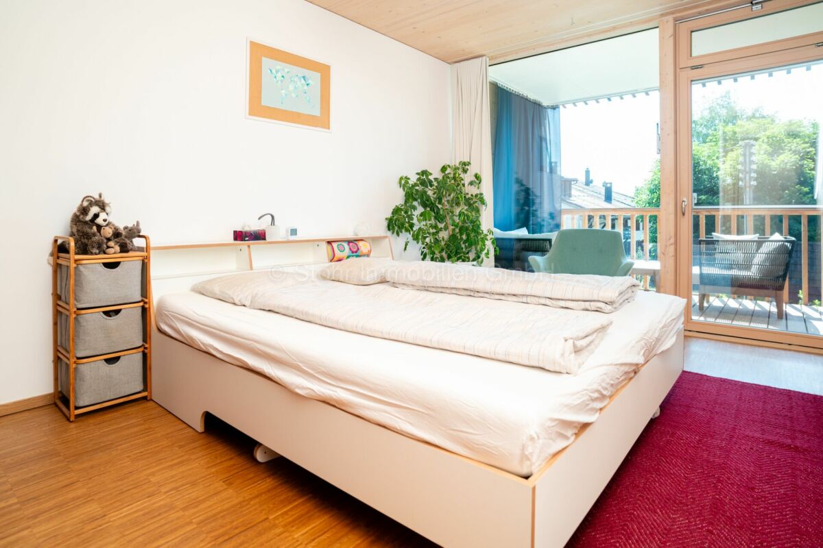 Helles Schlafzimmer mit Balkonzugang