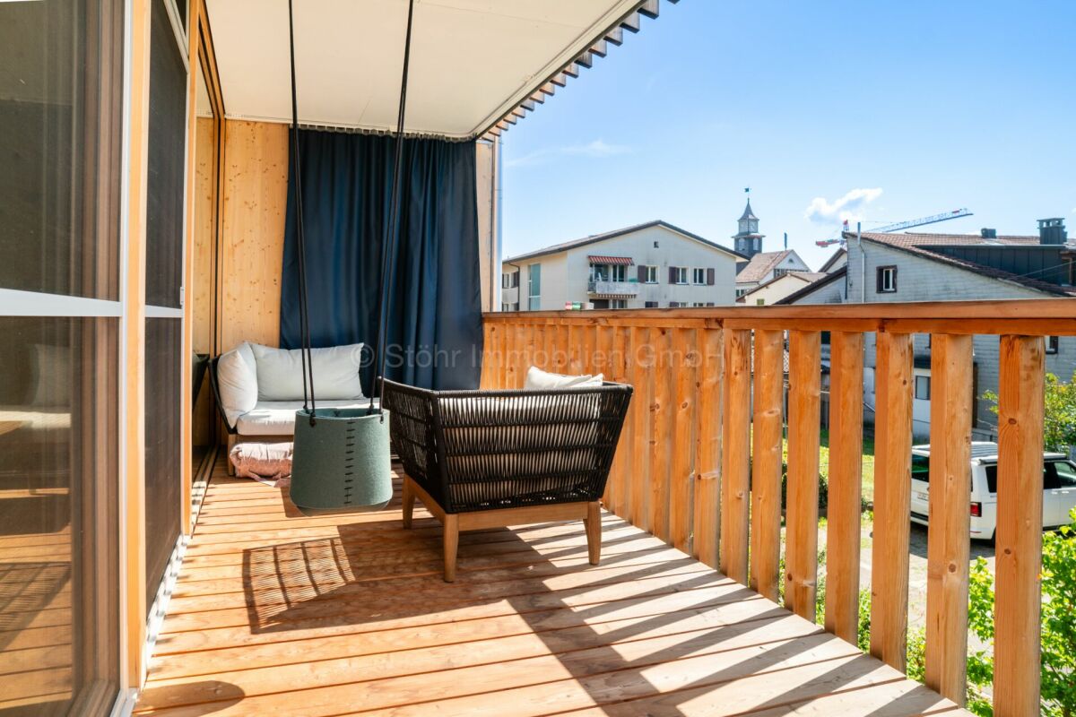 Balkon mit Sitzbereich und Blick über die Nachbarschaft