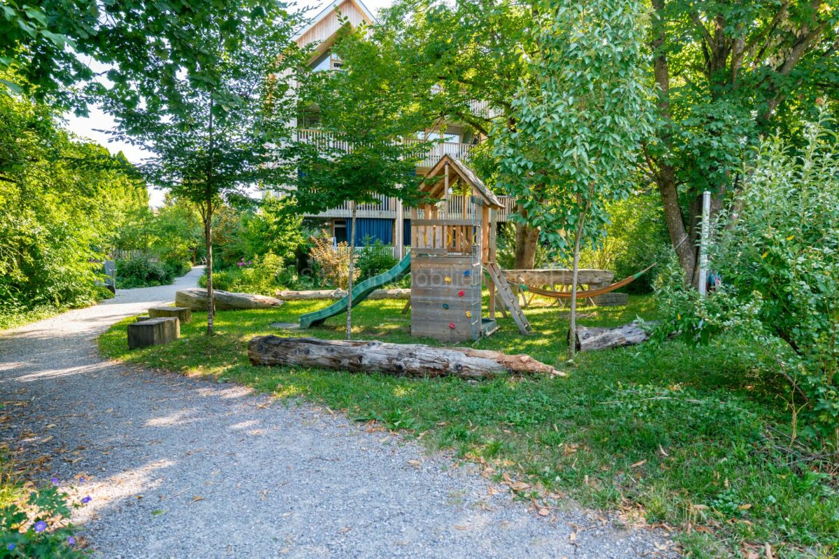 Haus mit Garten und Spielbereich