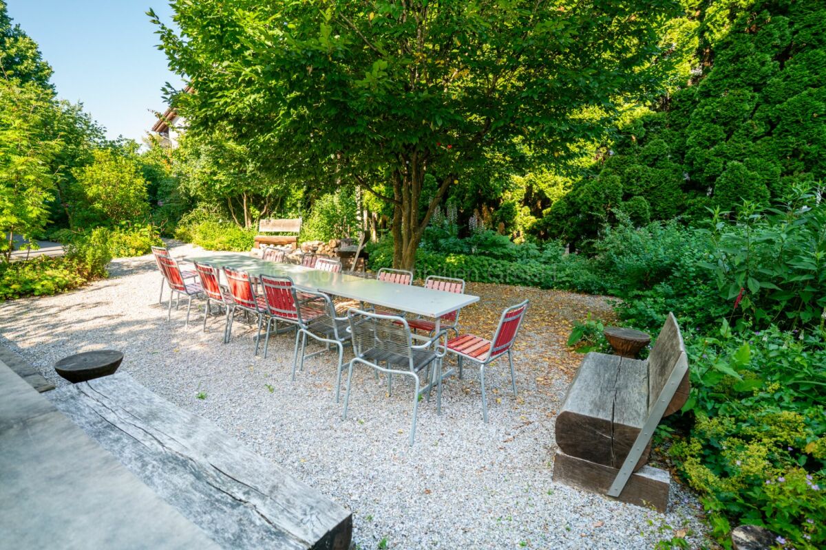 Garten mit langer Sitzgruppe
