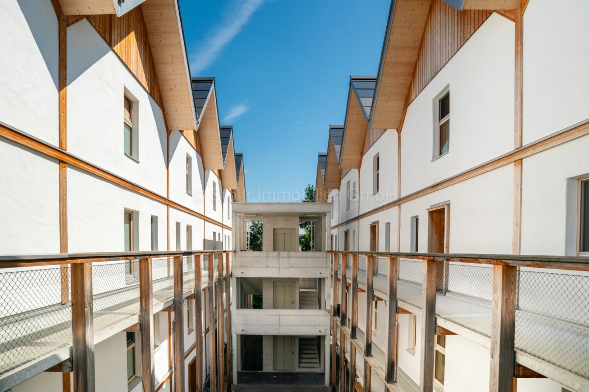 Innenhof mit modernen Gebäudeflügeln